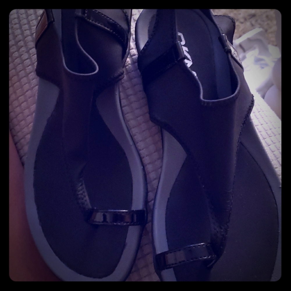 DKNY Sandles